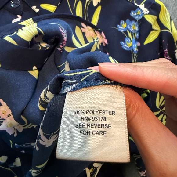 Floral semi shear blouse 🌺🌸🌹🌻 - Picture 7 of 8